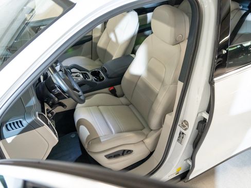 Certified 2023 Porsche Cayenne AWD/4WD image 5