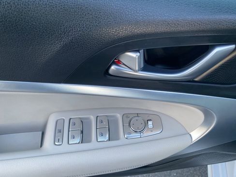 Used 2025 Genesis G70 2.5T image 11