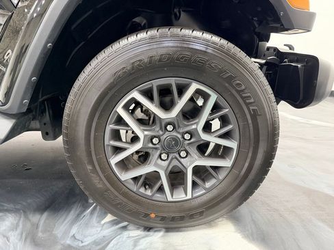 Used 2024 Jeep Wrangler Unlimited Sahara AWD/4WD image 23