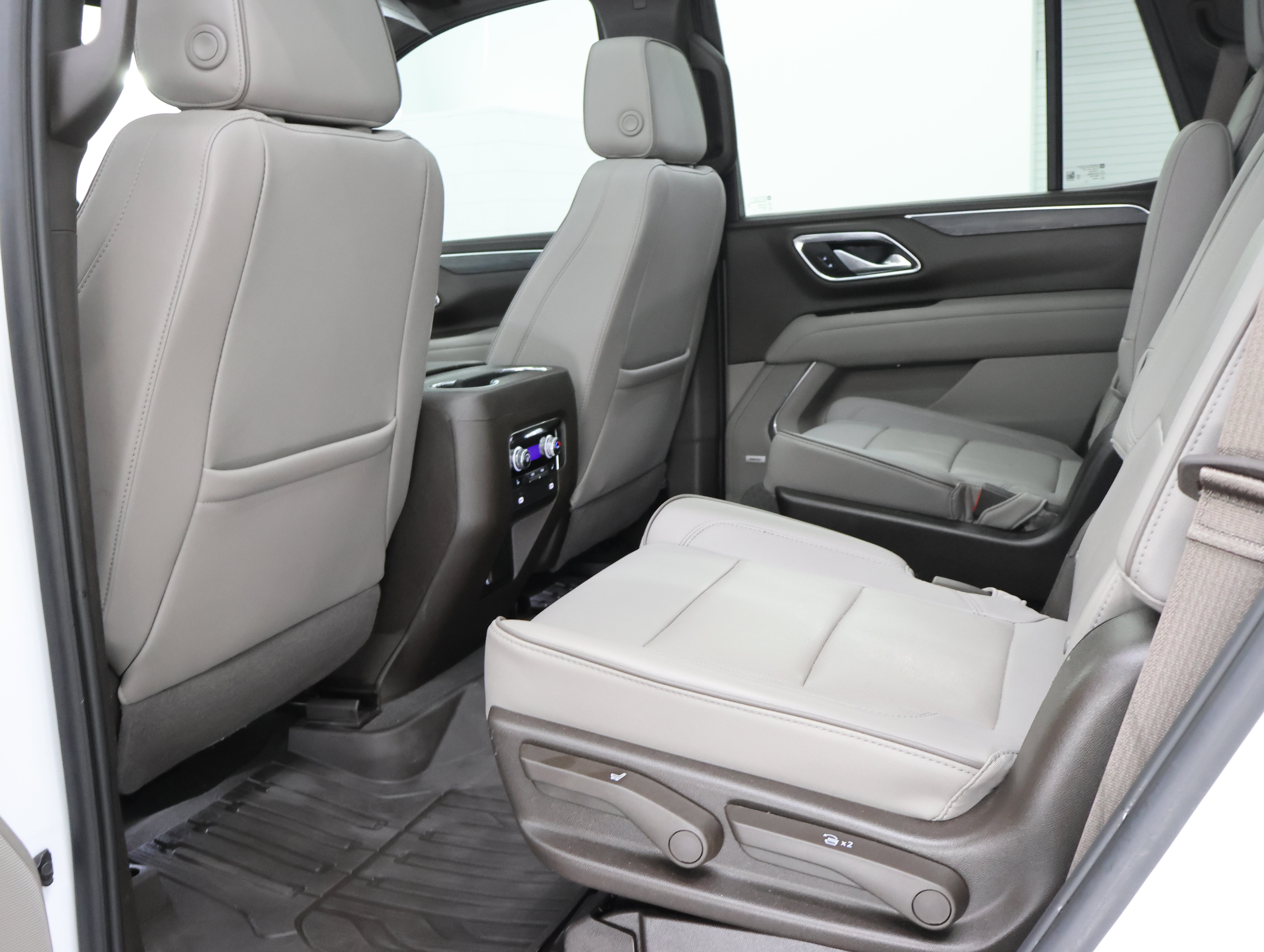 Used 2023 GMC Yukon SLT AWD/4WD image 9