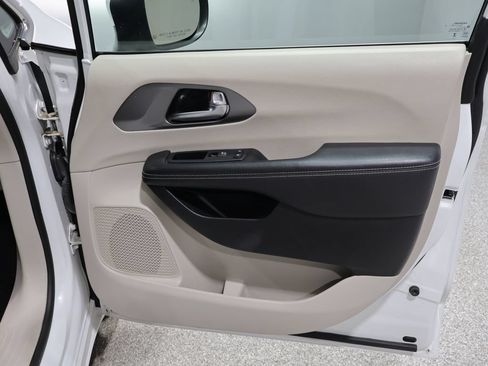 Used 2023 Chrysler Pacifica Touring-L FWD image 22