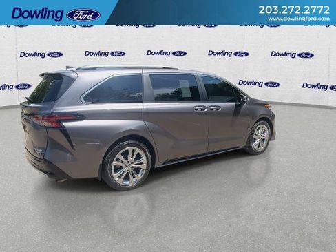 Used 2024 Toyota Sienna Platinum FWD image 3
