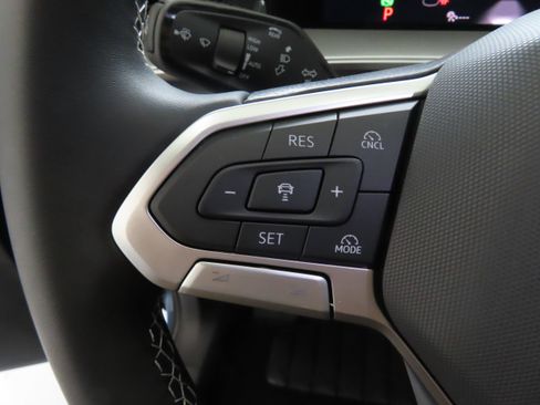 New 2026 Volkswagen Tiguan SE FWD image 12