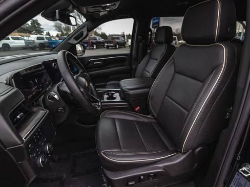 Used 2025 Chevrolet Suburban Premier image 23