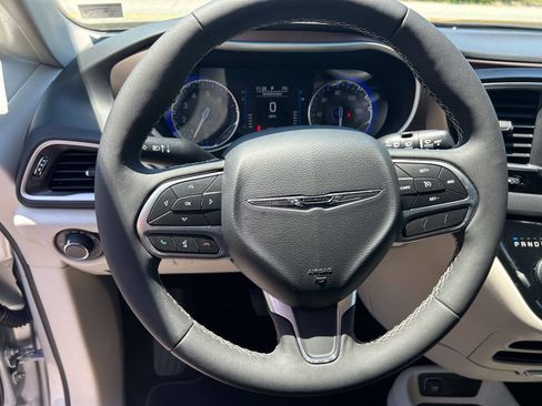 Used 2022 Chrysler Voyager LX FWD image 19