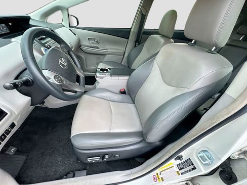 Used 2017 Toyota Prius V Five FWD image 26
