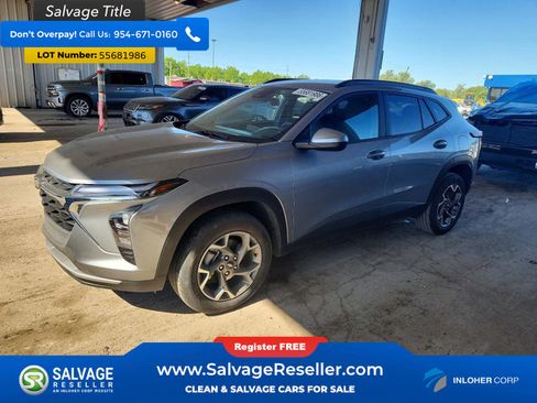 Used 2025 Chevrolet Trax LT w/ Driver Confidence Package FWD image 1
