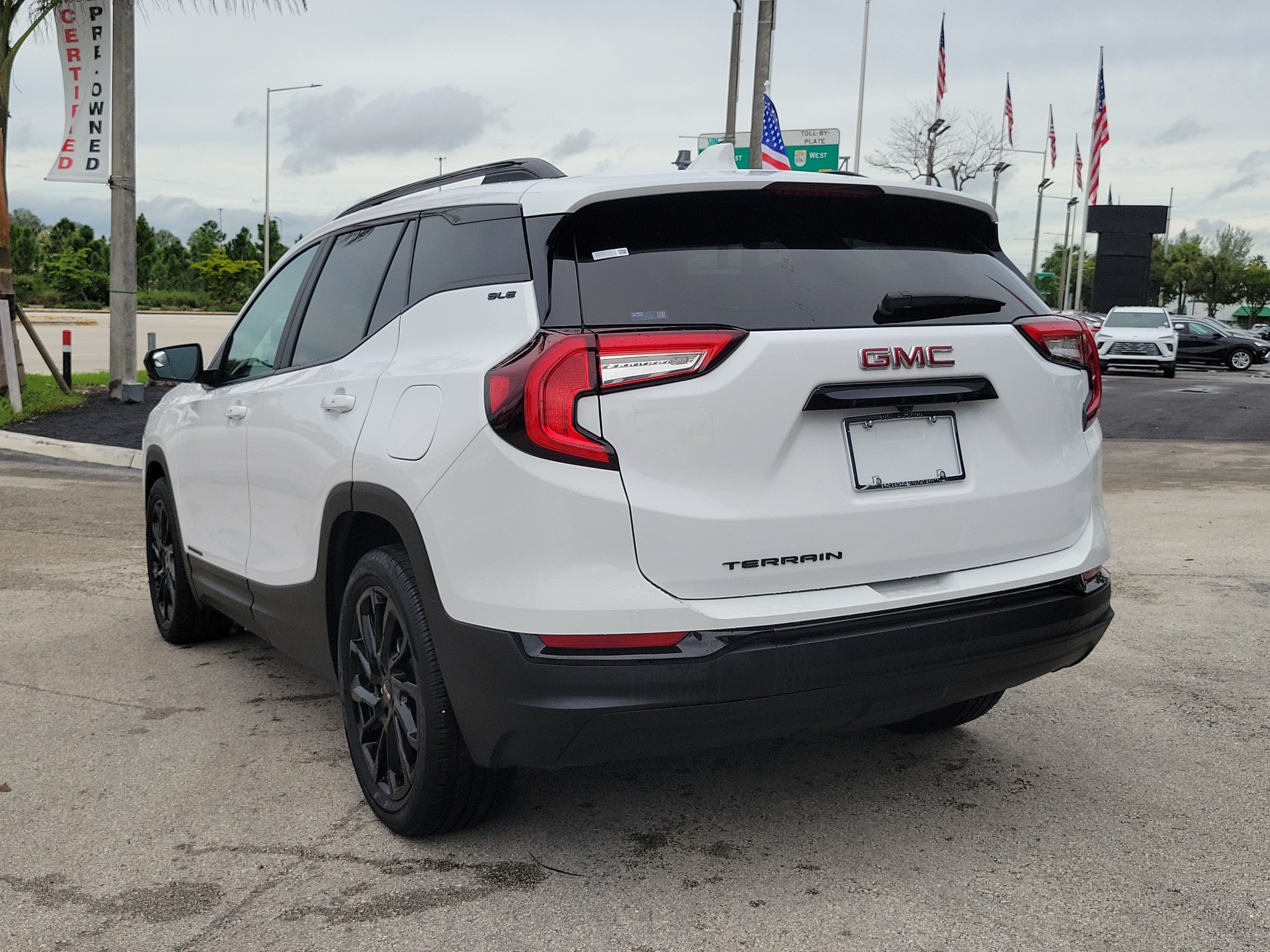 Used 2024 GMC Terrain SLE w/ Driver Convenience Package FWD image 7