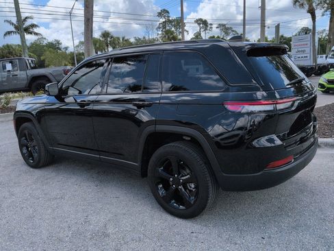 Used 2023 Jeep Grand Cherokee Limited w/ Black Appearance Package AWD/4WD image 7