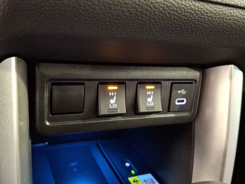 Used 2023 Toyota Corolla Cross XLE image 24