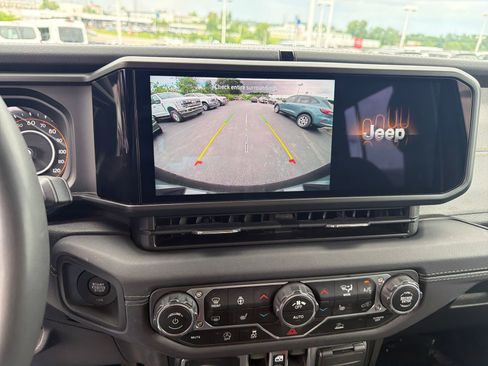 Used 2024 Jeep Wrangler Unlimited Sahara AWD/4WD image 14
