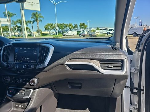 Used 2024 GMC Terrain SLT image 6