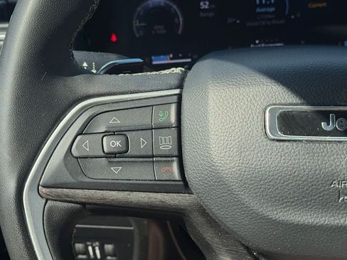 Used 2023 Jeep Grand Cherokee Limited AWD/4WD image 19