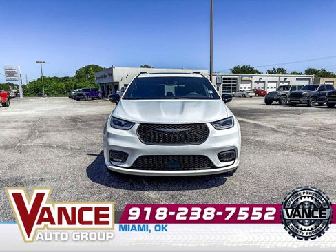 Used 2025 Chrysler Pacifica Limited FWD image 2