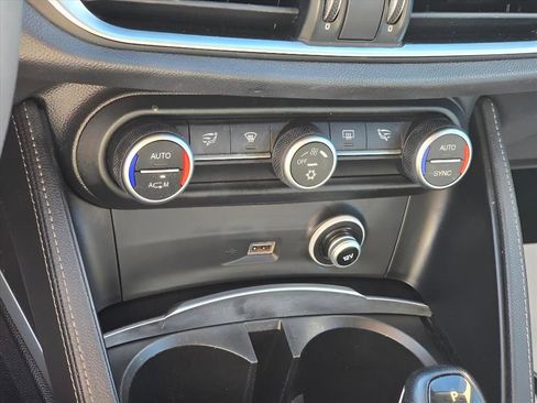 Used 2018 Alfa Romeo Stelvio AWD image 17