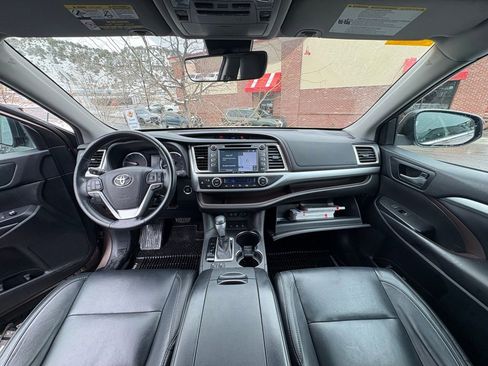 Used 2018 Toyota Highlander XLE image 26