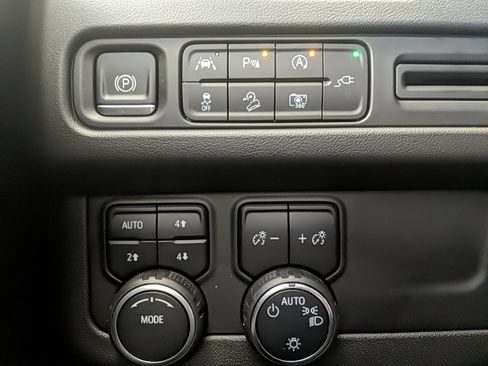 Used 2022 Chevrolet Suburban Z71 w/ Luxury Package image 29