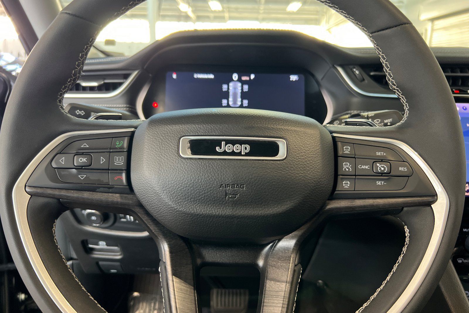 Used 2023 Jeep Grand Cherokee Limited w/ Trailer Tow Prep Group (B) AWD/4WD image 11