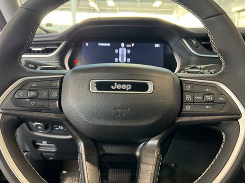 Used 2023 Jeep Grand Cherokee Limited w/ Trailer Tow Prep Group (B) AWD/4WD image 11