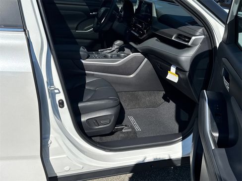 New 2025 Toyota Highlander XLE image 13