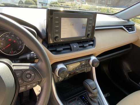 Used 2021 Toyota RAV4 LE image 15
