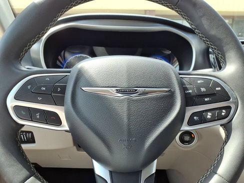 Used 2023 Chrysler Pacifica Touring-L FWD image 23