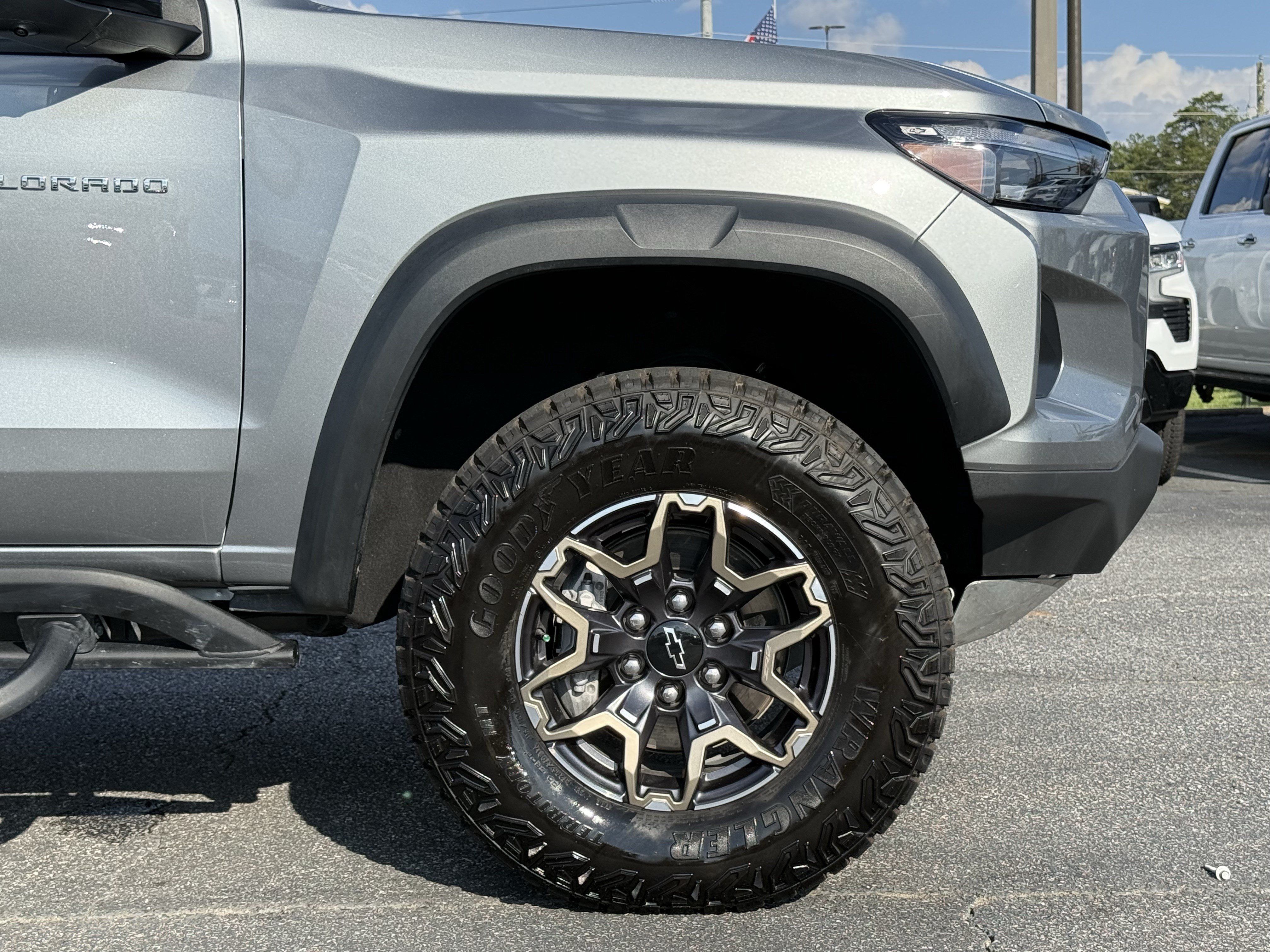 Used 2025 Chevrolet Colorado ZR2 w/ Technology Package AWD/4WD image 13