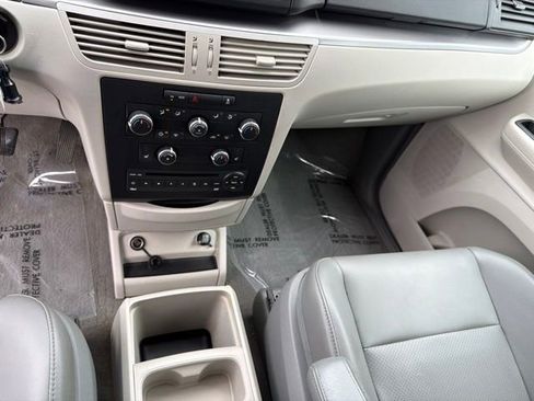 Used 2011 Volkswagen Routan SE FWD image 14