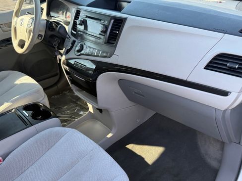 Used 2014 Toyota Sienna LE image 11