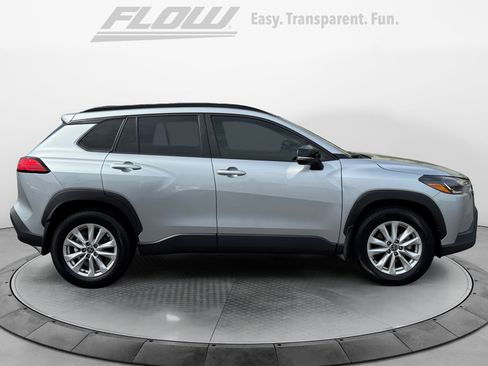 Used 2025 Toyota Corolla Cross LE image 8