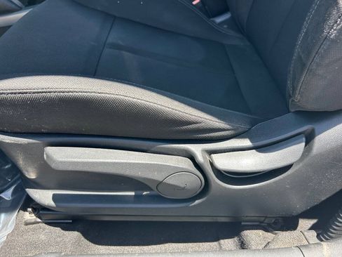 Used 2017 Hyundai Veloster FWD image 25