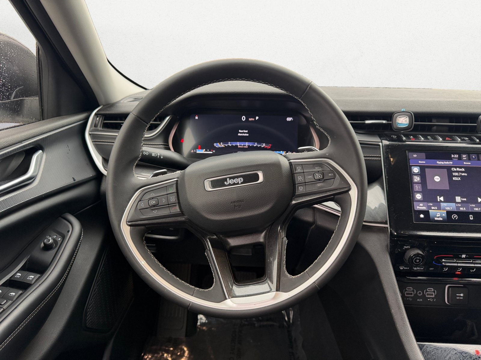 Used 2023 Jeep Grand Cherokee Laredo RWD image 9