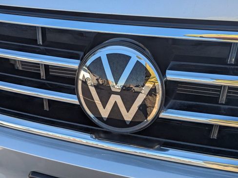 Used 2024 Volkswagen Tiguan SE image 11