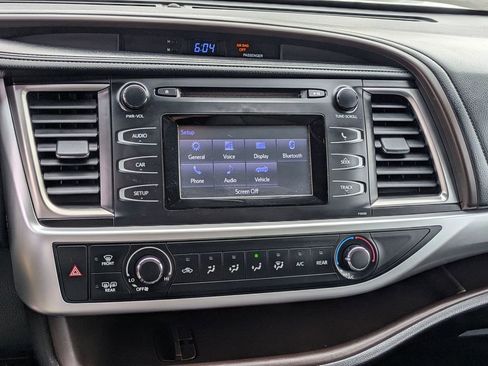 Used 2015 Toyota Highlander LE image 10