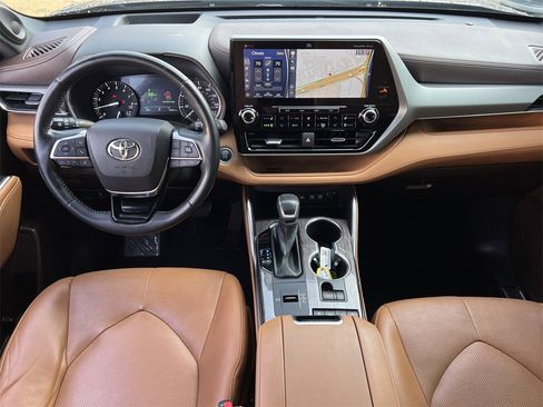 Used 2021 Toyota Highlander Platinum image 9