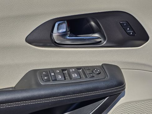Used 2023 Chrysler Pacifica Touring-L FWD image 15