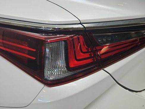 Certified 2025 Lexus ES 350 FWD image 32