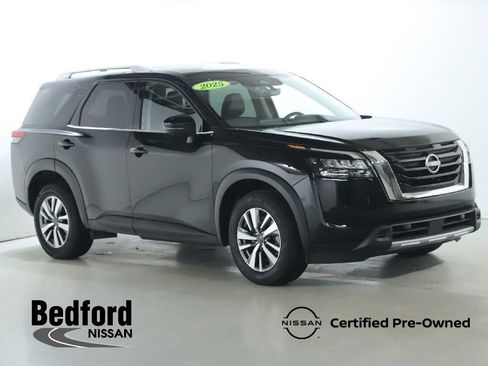Certified 2025 Nissan Pathfinder SL image 1