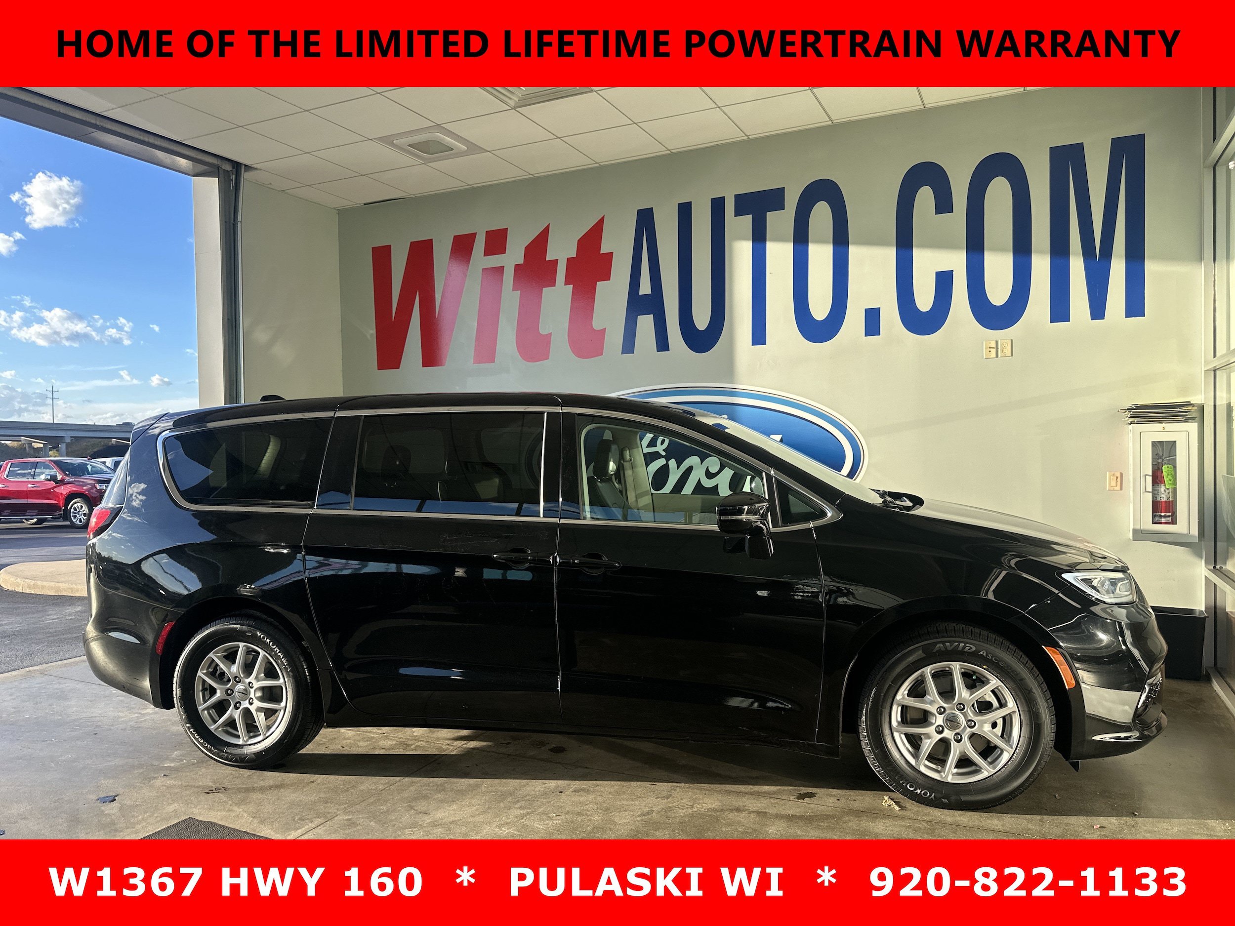 Used 2024 Chrysler Pacifica Touring-L FWD image 1
