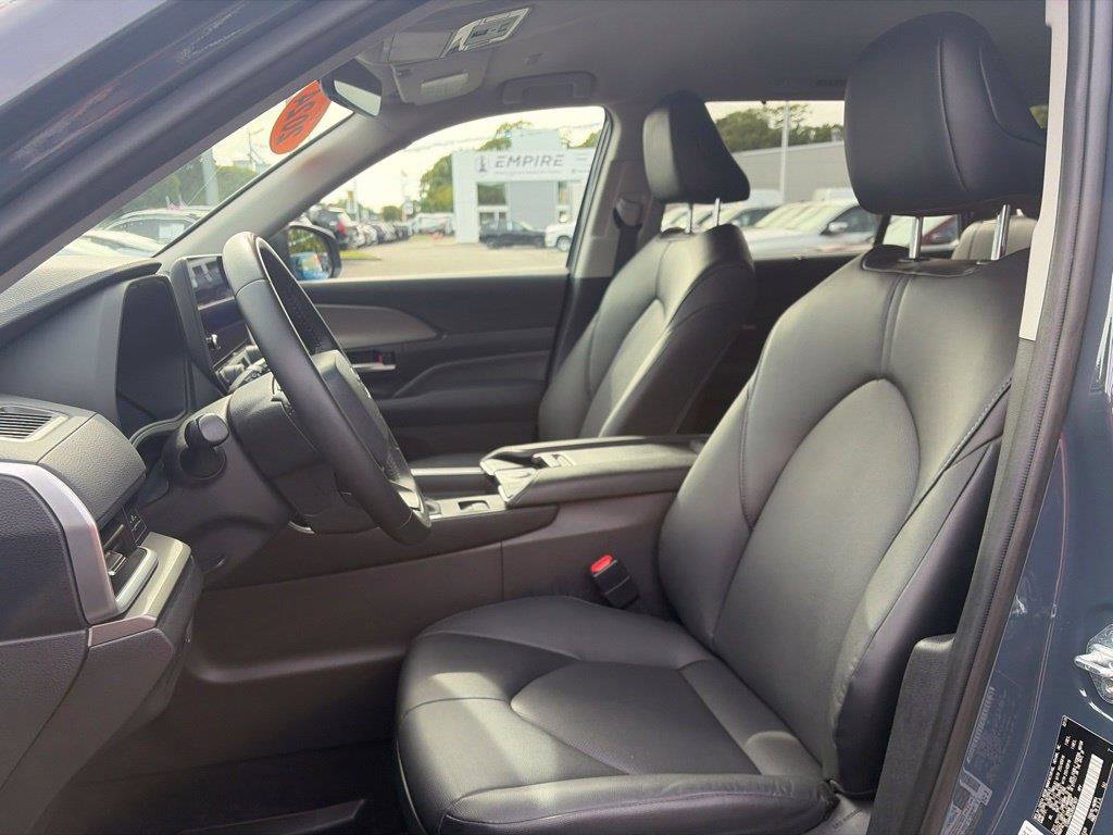 Used 2024 Toyota Grand Highlander AWD image 5