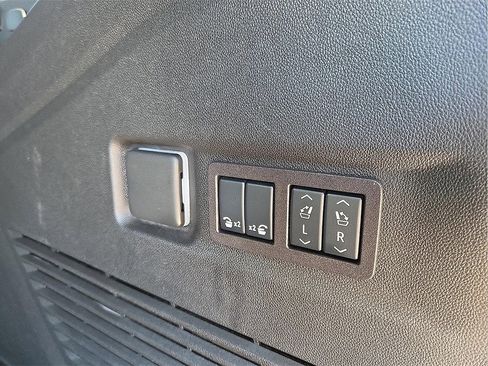 Used 2024 GMC Yukon XL Denali Ultimate image 10