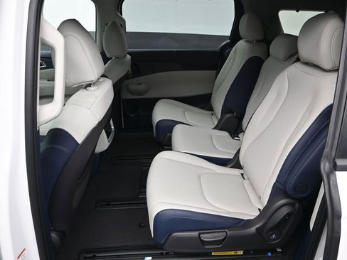 New 2026 Kia Carnival EX FWD image 29