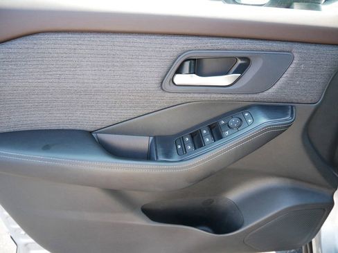 Used 2023 Nissan Rogue SV image 9