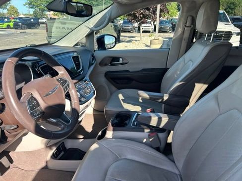 Used 2018 Chrysler Pacifica Touring-L Plus FWD image 10