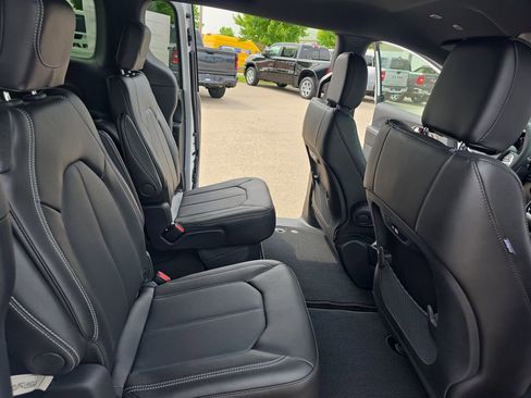 New 2027 Chrysler Pacifica Select AWD/4WD image 11