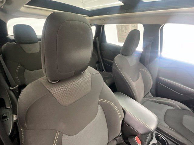 Used 2017 Jeep Cherokee Latitude w/ Comfort/Convenience Group AWD/4WD image 15