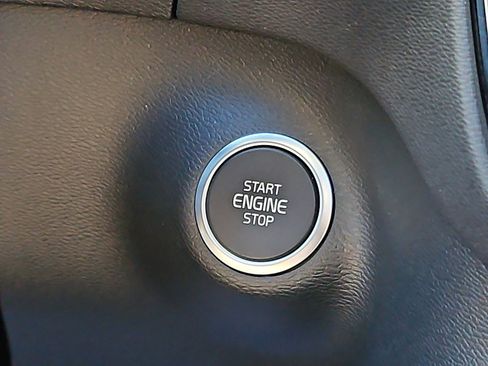 Used 2023 Volvo XC40 B5 Plus image 24