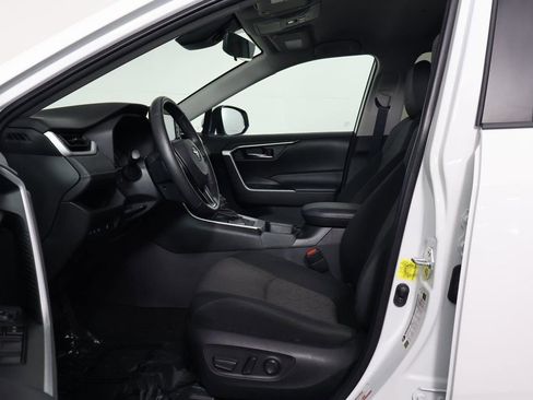 Used 2021 Toyota RAV4 XLE image 10