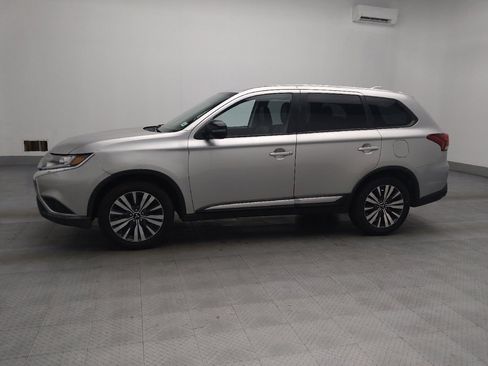 Used 2019 Mitsubishi Outlander SE image 2