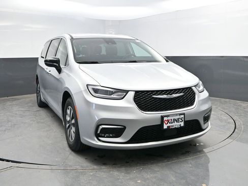 Used 2024 Chrysler Pacifica Select FWD image 4